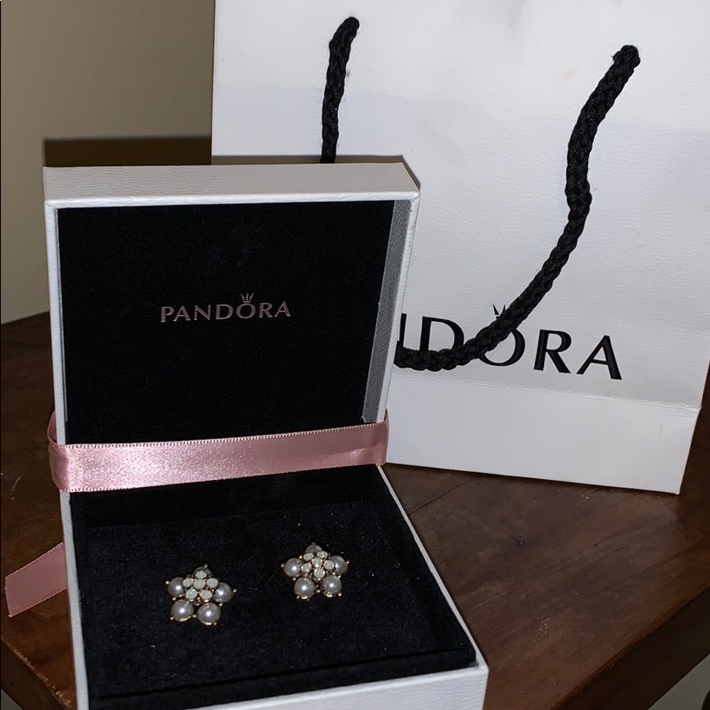 Flower pearl earrings